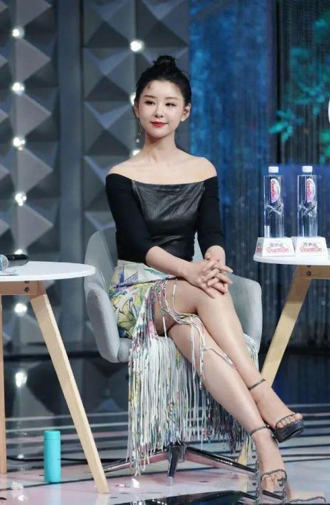  气质|李小萌穿露肩外套，一条白色薄纱裙充满了女神气质