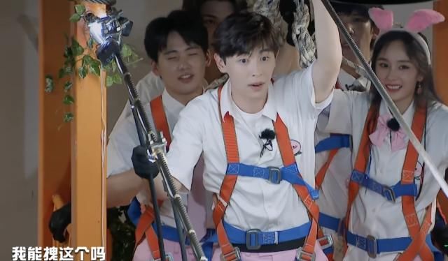  害怕|邓伦刚走一步就害怕的往后退，谁注意杨幂啥反应？姐弟情当场断了