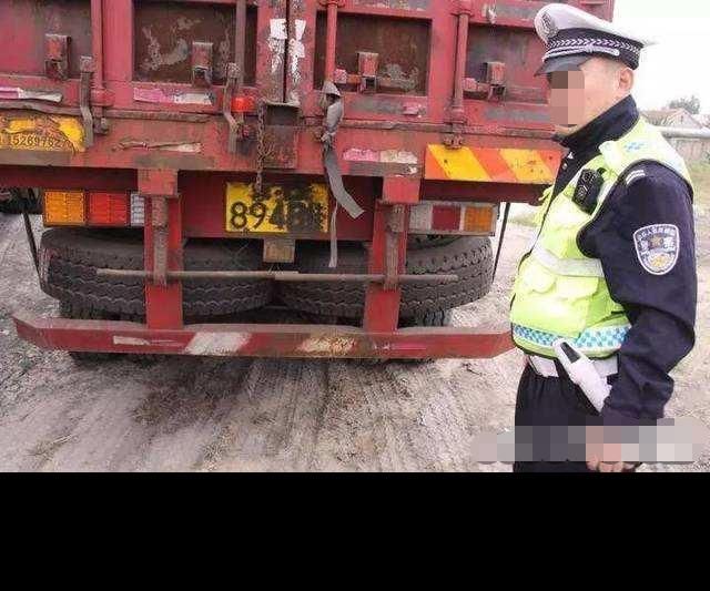  所载|一辆大货车所载钢卷滚落，将轿车压扁，啥车的质量这么差