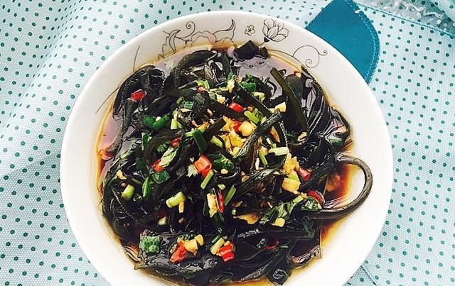  凉拌菜|夏天想要清凉解暑，凉拌菜必不可少！凉拌菠菜，味在嘴里爽到心里