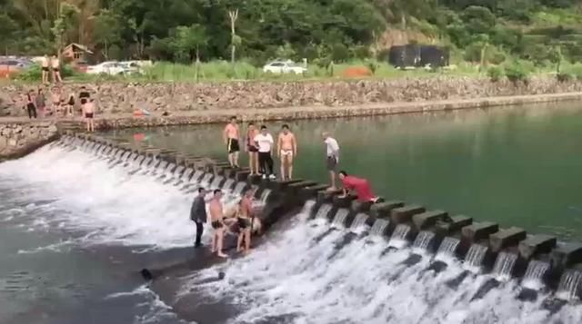  堤坝|温州13岁女孩在河道游泳不慎吸入堤坝排水管道处，现已不幸身亡
