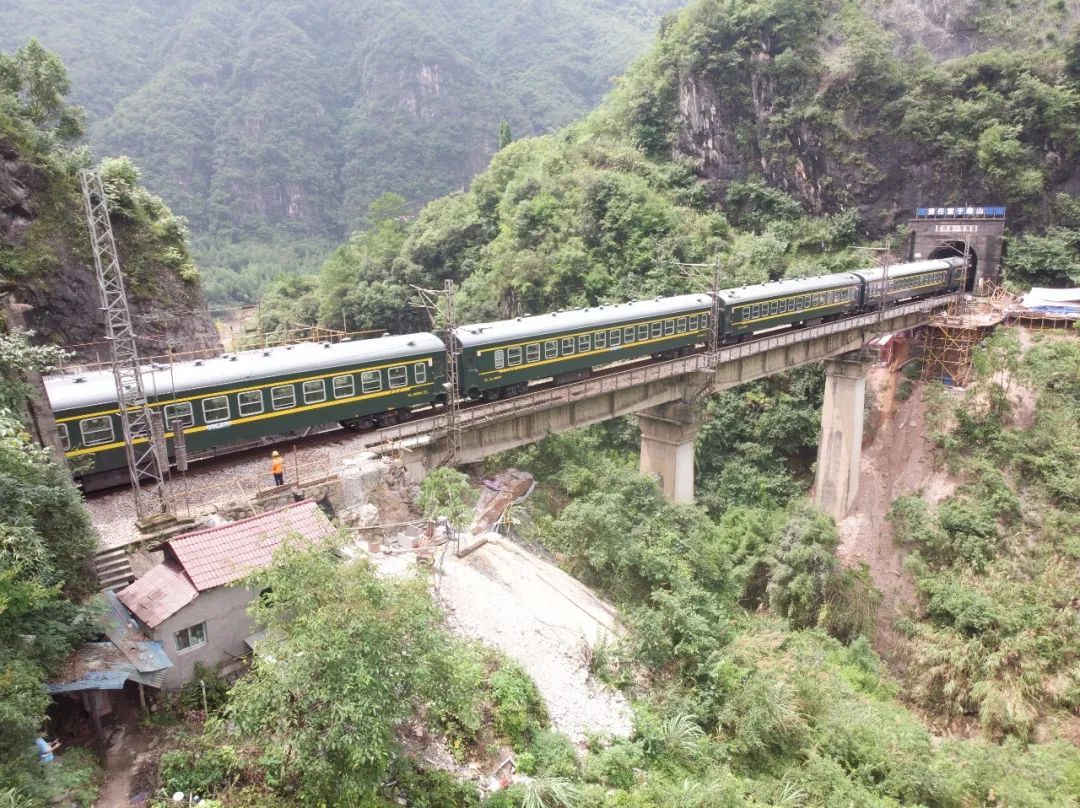 铁路|大雨来袭！两位老兵徒步走进深山里