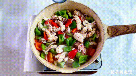 辣椒|炒鱿鱼如何做的脆爽开胃？注意焯水切花刀爆炒这三点，全家都爱吃