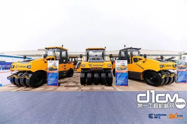 新品|“七剑下天山”丨柳工路机七款新品燃爆20周年庆典现场