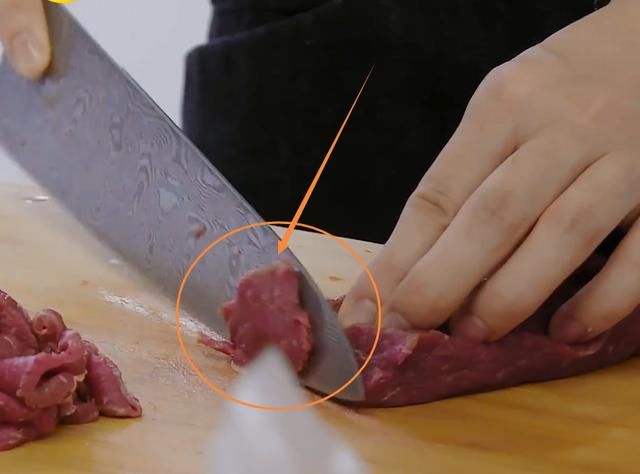 脸部|赵丽颖节目秀刀工认真切肉,镜头特写她的脸部,这鼻子我没看错吧