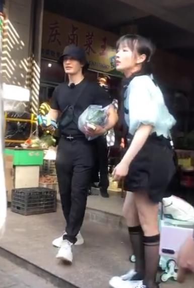  一目了然|《中餐厅4》开录，赵丽颖李浩菲齐聚菜市场，谁更受重视一目了然