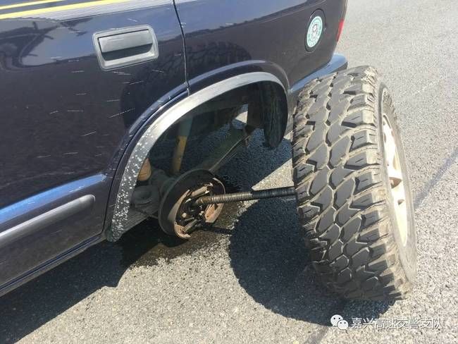  车道上|惊魂！ 轮胎“出轨”拖行一公里，司机这波操作更离谱