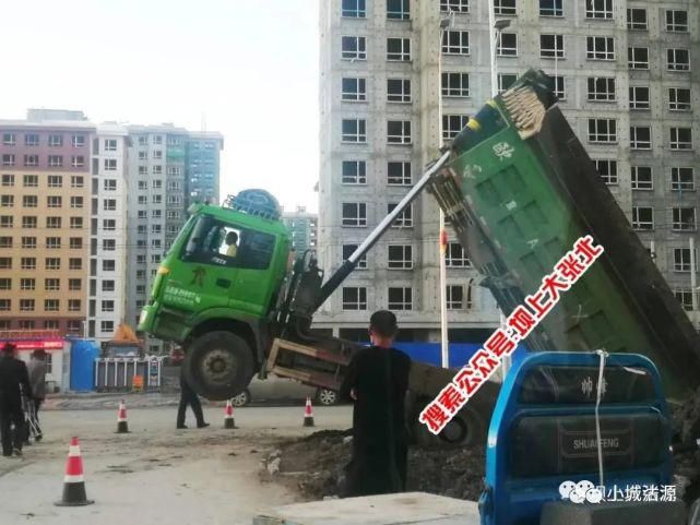 惊险|惊险!张北一小区门口翻斗车后重前轻,车头悬在半空!推土车赶来“相救”!