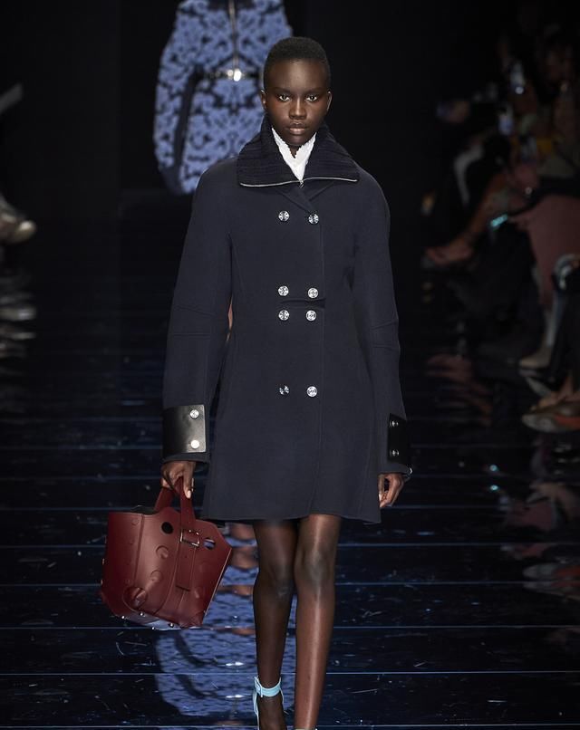  身姿|Sportmax展现女性妙曼身姿略带甜美感的剪裁与不对称美学打破刻板