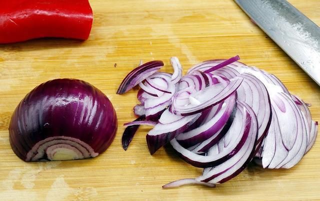  家常|洋葱的家常吃法，营养美味又好吃，上桌后分分钟就被抢光！