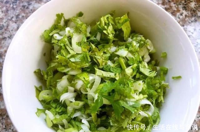 葱花|香菜葱花油饼这样做，色泽金黄香味十足，健康又好吃，一次吃不够