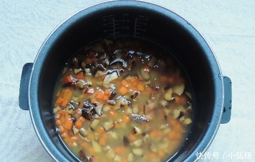  胡萝卜|夏天的懒人焖饭，饭菜一锅出，有肉有菜营养均衡，比外卖还省时