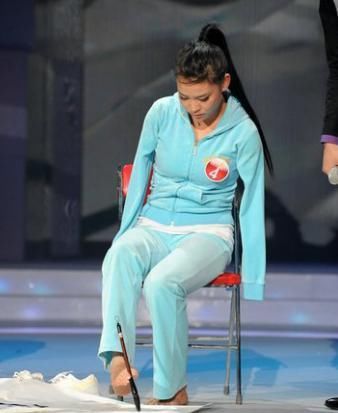  牵手|《非诚勿扰》无臂女孩，牵手成功后，下台紧接被甩的她怎样了？