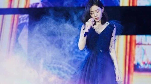  亮相|张靓颖突破亮相说唱综艺，被赞衣品大变好看，素颜也美丽