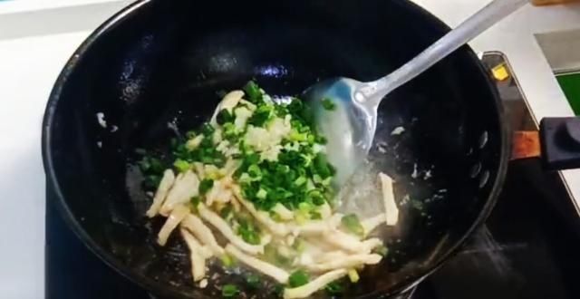  低热量|北方的炒饼火了，这种吃法，荤素搭配低热量，经得起岁月的流逝