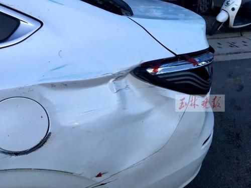  侧翻|事发玉博公路！一小货车侧翻，布匹甩出车外，路边小车当场被砸坏