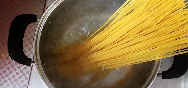  意大利|番茄虾仁意大利面，孩子想吃意大利面不用买，简单营养自己做