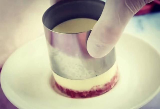  粉色|心情不好的时候，自己做上一款简单好吃粉色系奶冻蛋糕，会很开心