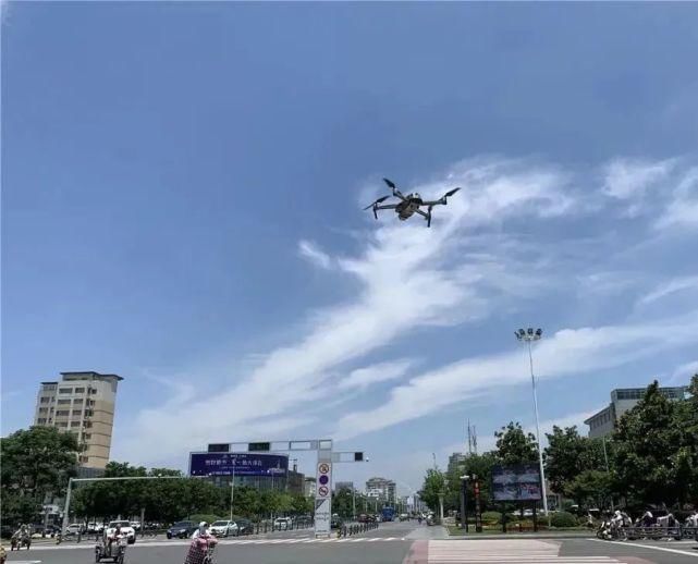 后退|无人机喊话：“大爷你越线了，请往后退”