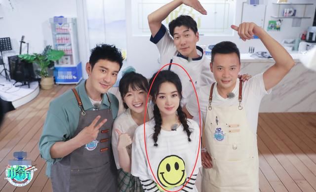 黄晓明|《中餐厅》首播黄晓明热到脱妆,赵丽颖衣服却抢镜,我没看错吧?