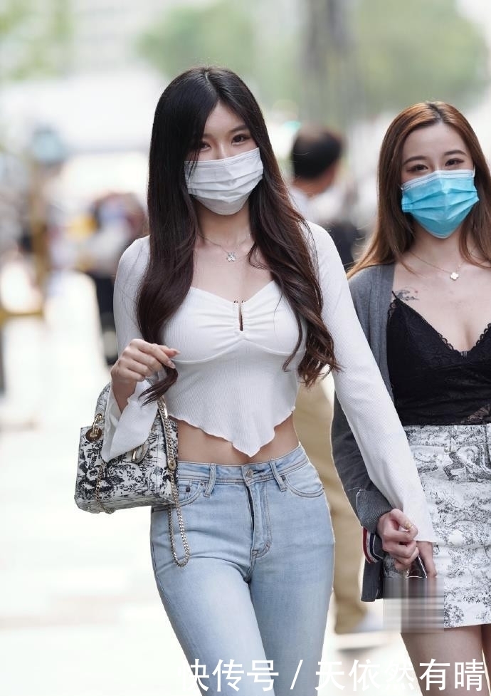 个性|她的上衣看起来很有个性!