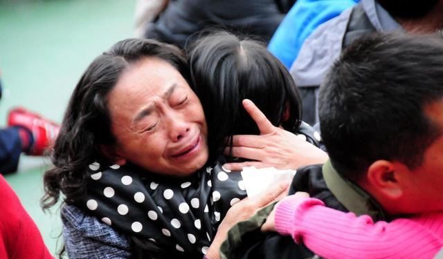 妈妈|坐公交时女儿突然嚎啕大哭，妈妈转身报警，乘客点赞：孩子真机智