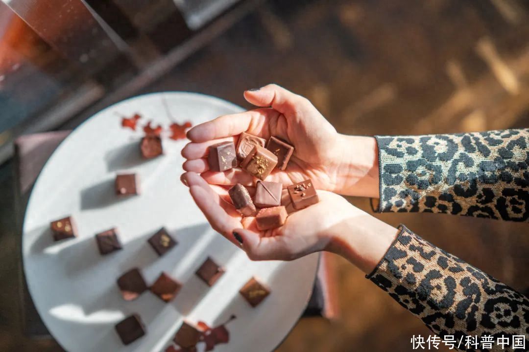 茅台又官宣，这次是德芙！两颗 35 元的酒心巧克力要买吗？2023