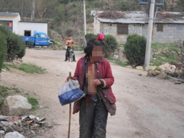 进来|患精神疾病男子持刀在院内乱舞，民警让他出来，他叫嚣：你进来呀