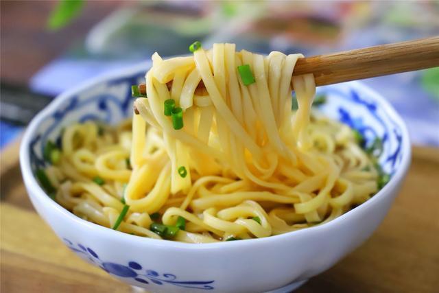 搞定|最适合懒人的一碗面,5分钟搞定,酸爽开胃,比煮泡面还简单