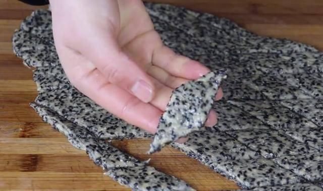  打入|黑芝麻打入2个鸡蛋，简单一做，孩子三天两头点名吃，百吃不厌