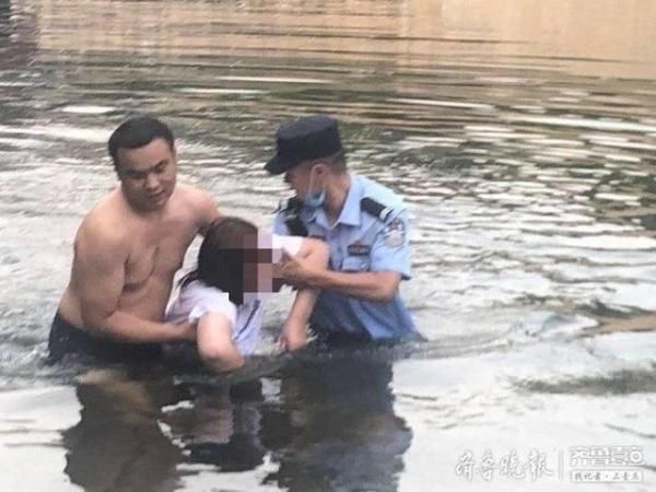  落水|惊险！泰安普照桥附近出的事！女子落水，辅警毫不犹豫挺身相救