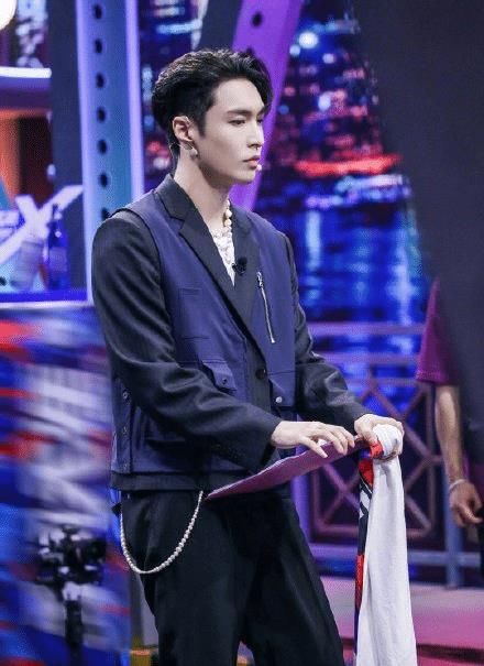 跺出|张艺兴练舞有多拼,把地板跺出坑,比学员还拼命的导师长见识了