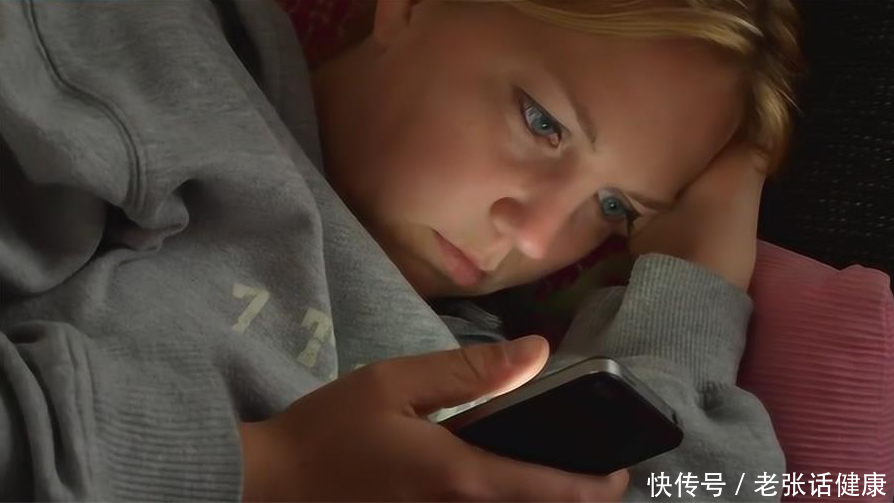 手机放在枕边睡觉有什么危害(手机能放枕边吗？以讹传讹，真的很可怕)