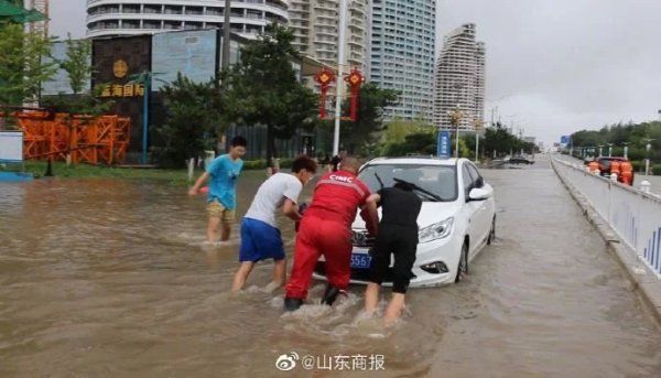  烟台|山东烟台：海阳普降大雨市区内涝严重多车被淹 消防群众联手救助