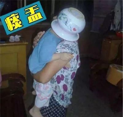  孩子|卡，卡，卡！金山一男孩就医期间，小腿不慎卡椅缝…