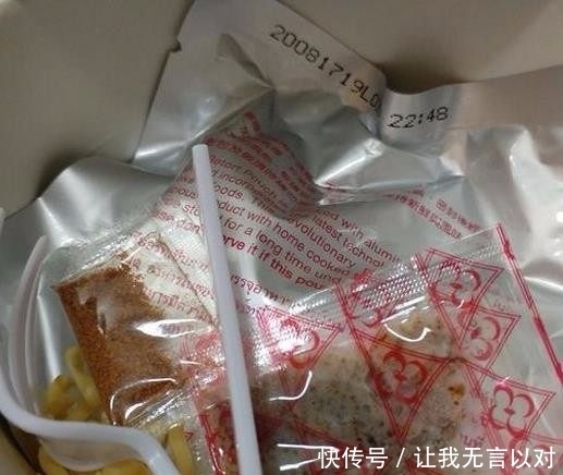 泰国|小伙在泰国旅游买了桶方便面,打开包装后感动不已