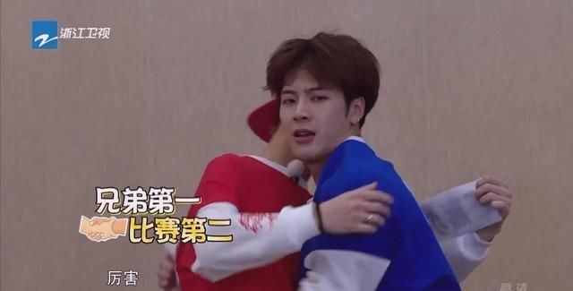  李晨|李晨撕名牌瘾戒不掉？家里收藏所有嘉宾名牌，李现王嘉尔的最显眼