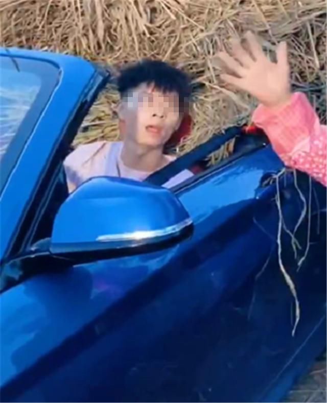 宝马|宝马敞篷车被爷爷奶奶用来装稻草，车主一脸无奈，但他们笑意十足