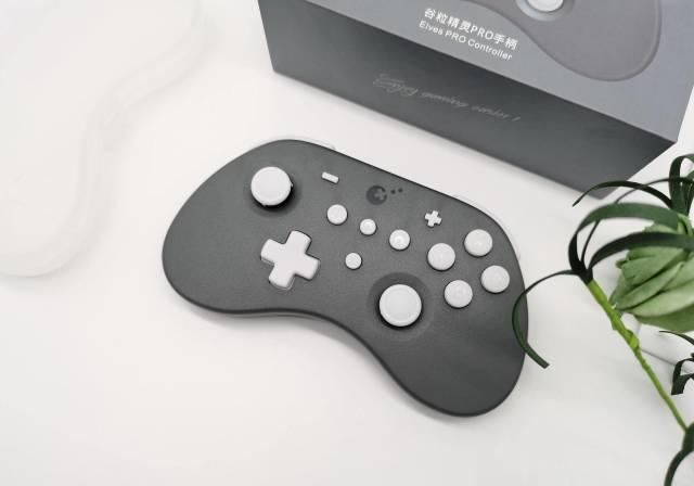  PRO|谁说的手柄打不过键鼠的，谷粒精灵PRO手柄给你点颜色看