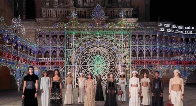  Dior|Dior 在意大利举办了一场没有观众的线下早春发布秀