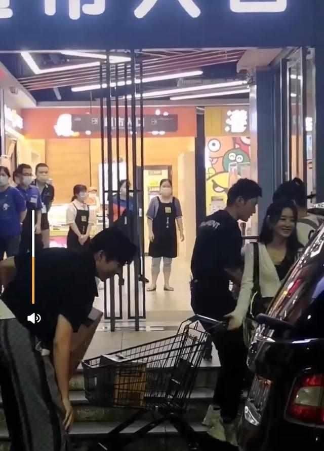  黄晓明|《中餐厅》给武汉抗洪前线送爱心餐，黄晓明做的红烧肉被赞好吃