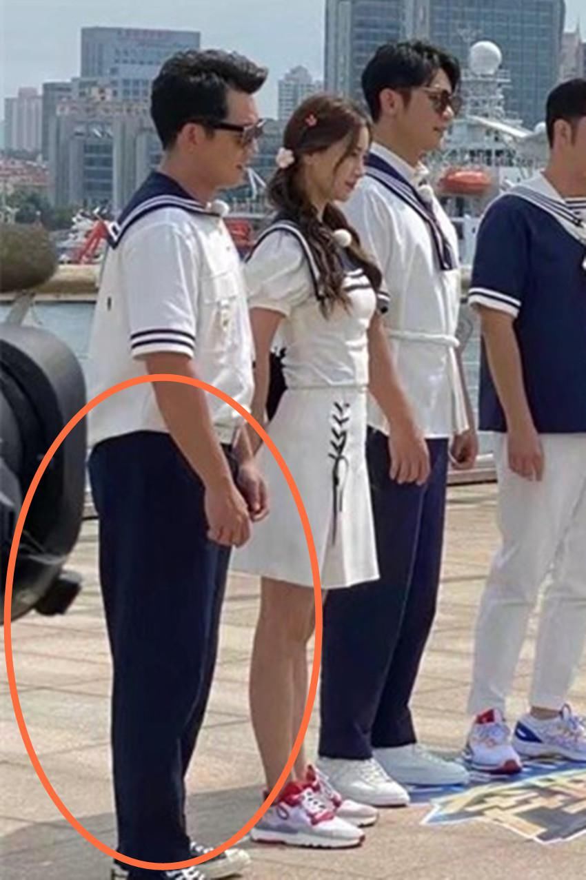 水手服|跑男团“水手服”亮相,其他男嘉宾清一色长裤,只有他与众不同