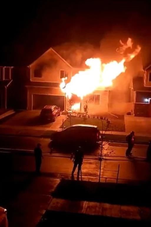  一家人|一家五口全被大火活活烧死，借住在房里的另一家人却顺利跳窗逃生