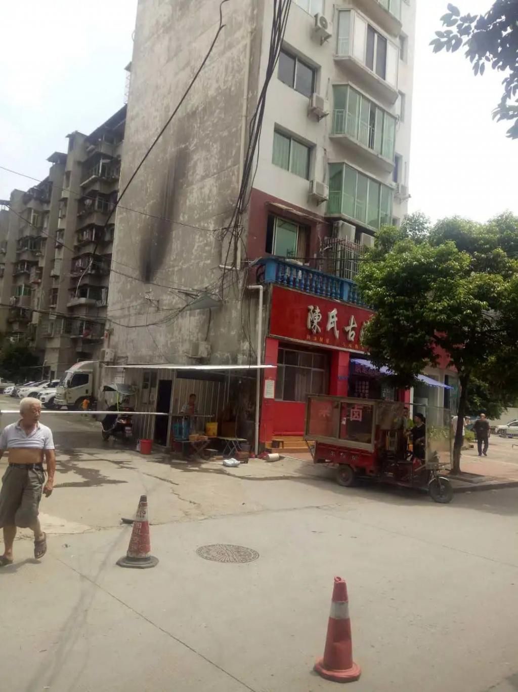  电话线|梨园街：电话线被挂落，附近商家这样做