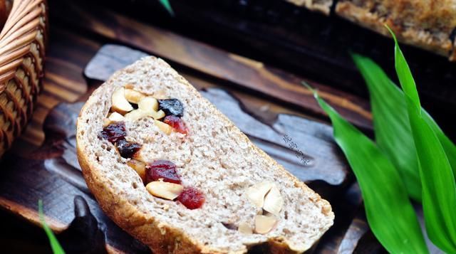  发酵|夏天做面包，直接法又快又顺利，干果多的软欧，越嚼越香还无油