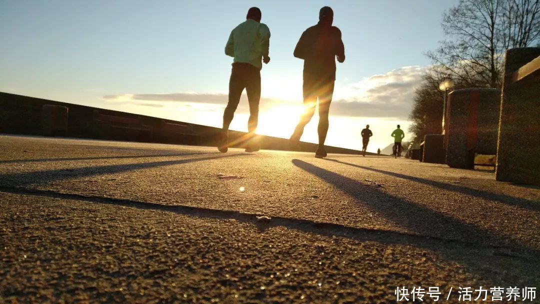 晨起养成5个习惯延年益寿(晨起和睡前的这5个“减寿”习惯，希望你一个都没有，要有抓紧改)
