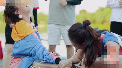  手腕|张歆艺和蔡少芬掰手腕，谁注意她另一只手咋放的？输是必然的