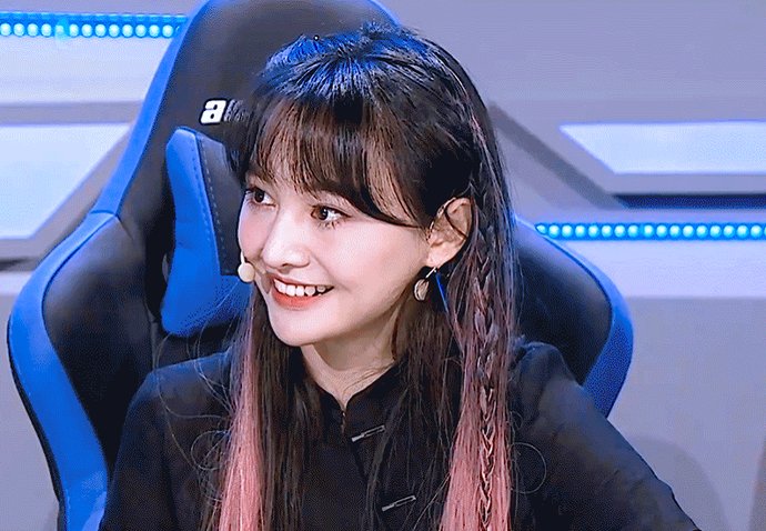  颜值|郑爽参加电竞综艺节目，直播时忘记开美颜，这颜值没看错吧？