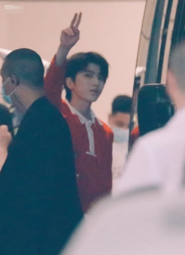  邀请到|奔跑吧长春录制路透，蔡徐坤马术服造型饭拍来啦，是王子没错了