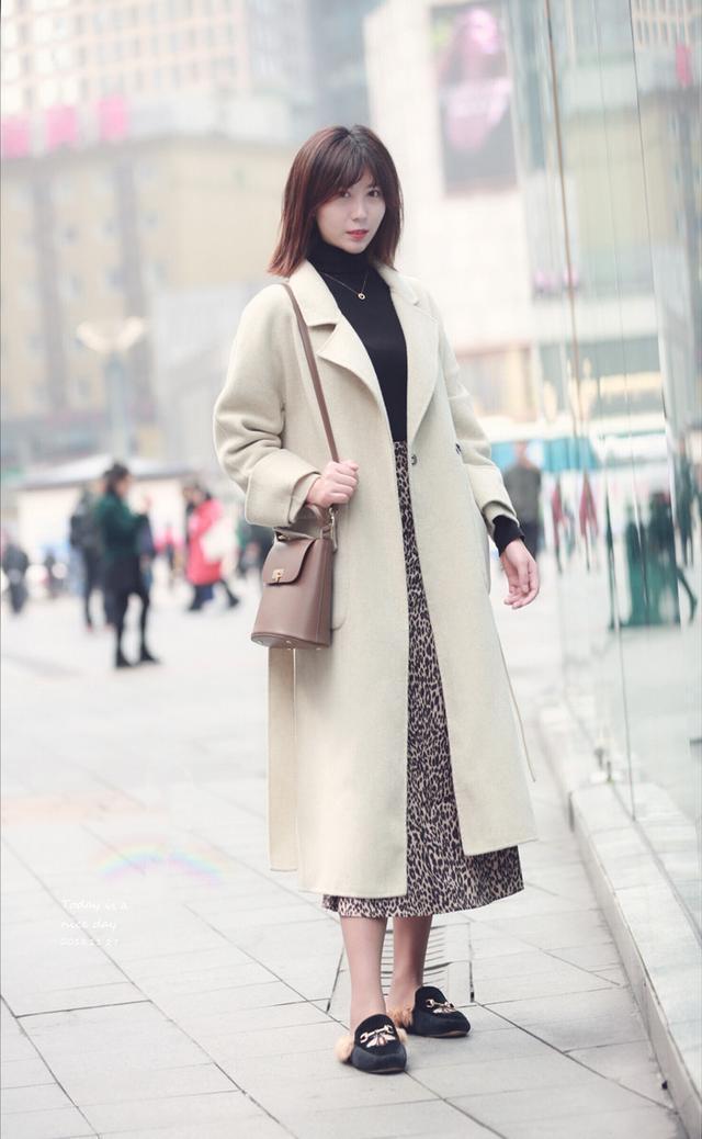 小姐姐|街拍：小姐姐身穿黑色的蕾丝吊带，配上一条灰色棉麻短裙，惊艳路人